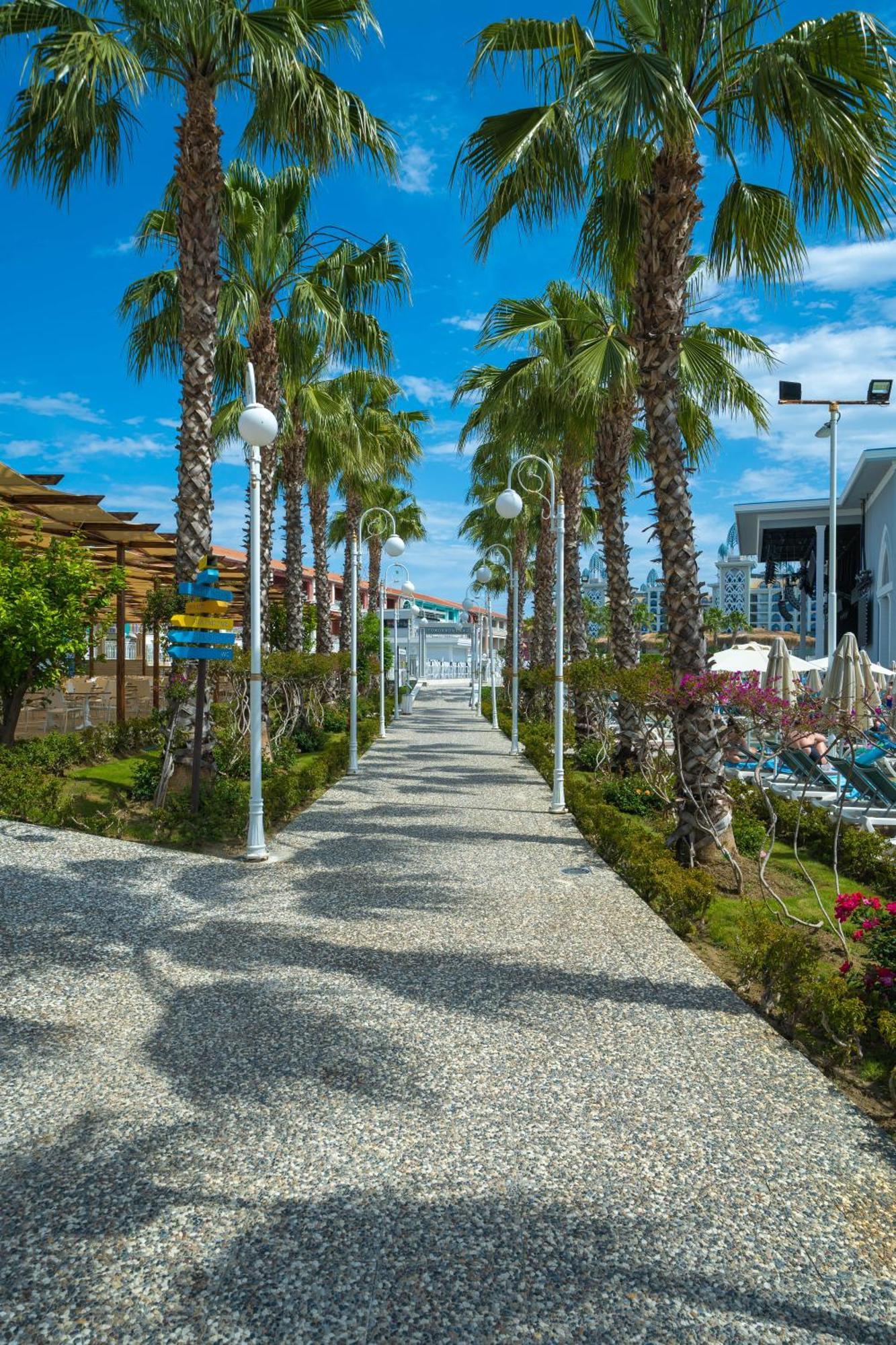 Hotel Granada Luxury Belek - Family Kids Concept Esterno foto A street in Çeşme