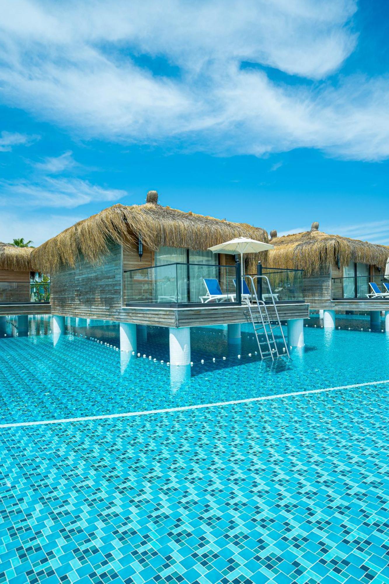 Hotel Granada Luxury Belek - Family Kids Concept Esterno foto Overwater bungalows at the resort
